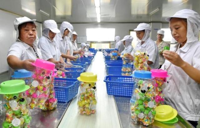 8月25日,厦门鹰万食品有限公司工人在包装销往印度的糖果. 新华社