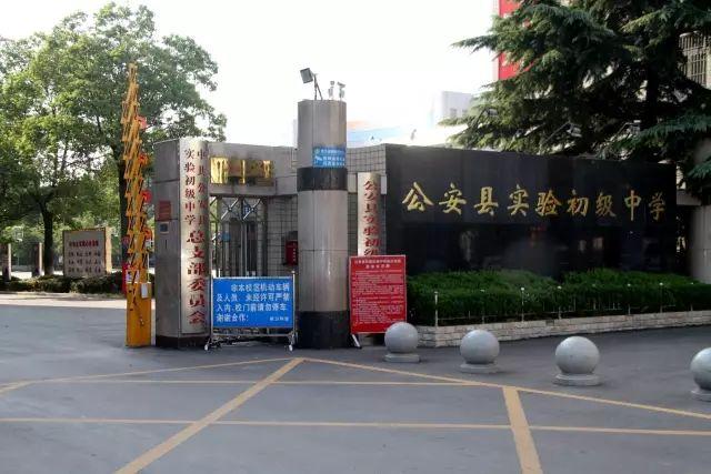 局监测人员来到知识摇篮——县实验中学监测点进行实地监测水质情况