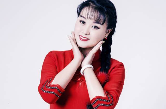 用歌声寻求快乐 出生于1985年的杨霞 是山西岚县的一名本土歌手 她是