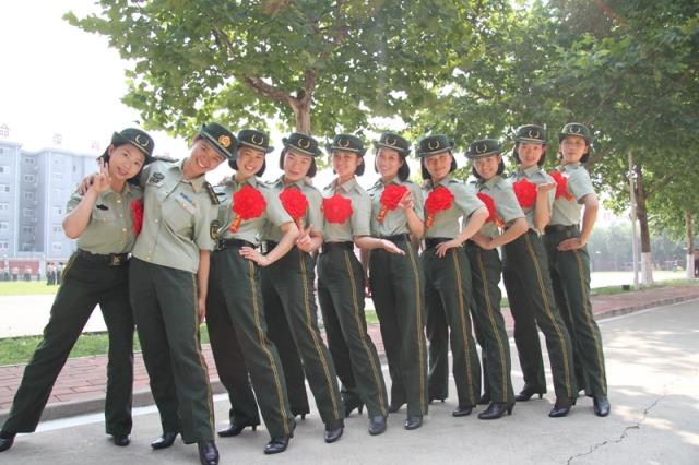 再见了,太多说不完的谢谢;再见了,陪我站岗熬夜的时光……"可爱的女兵