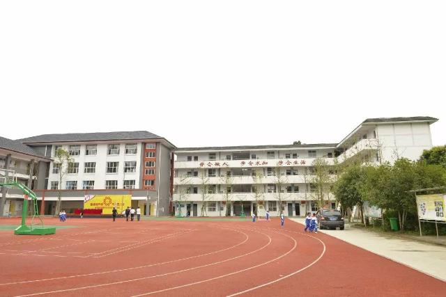 爱恋珠宝品牌形象代言人安以轩出席bazaar明星慈善夜