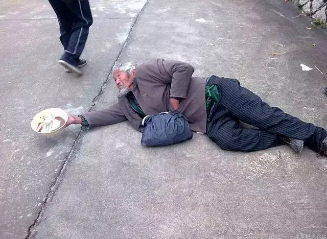 小伙救助瞎眼老人,贪婪工友索要报酬,老人凭手分忠奸