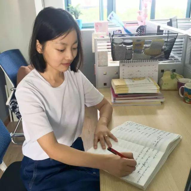 她是崧泽学校的一名老师,也是青浦公安分局赵巷派出所严瑞建的妻子.