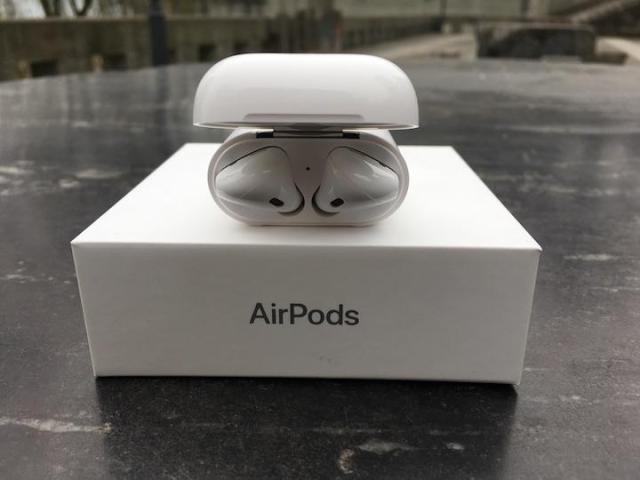 airpods 是蘋果發佈的一款無線耳機產品,可與自家的