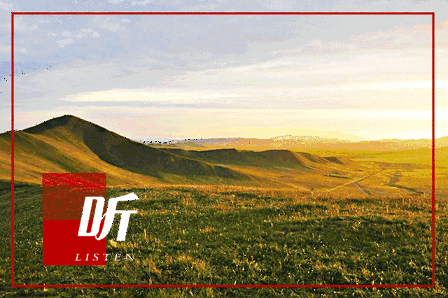 的风车靠在两旁, 辽阔的草原一望无边, 平静的湖水上飘荡着多变的流云