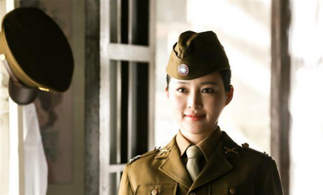 分饰柳涵香和以丹格格两角 参演历史剧《向着胜利前进》,饰演王爱