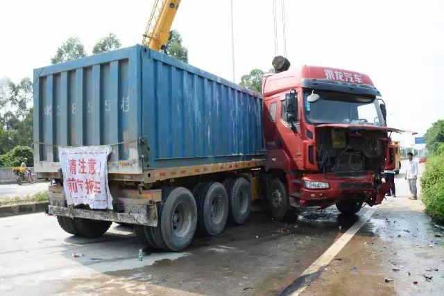 阳江发生惨烈车祸!小车失控撞大货车,致一死一伤!
