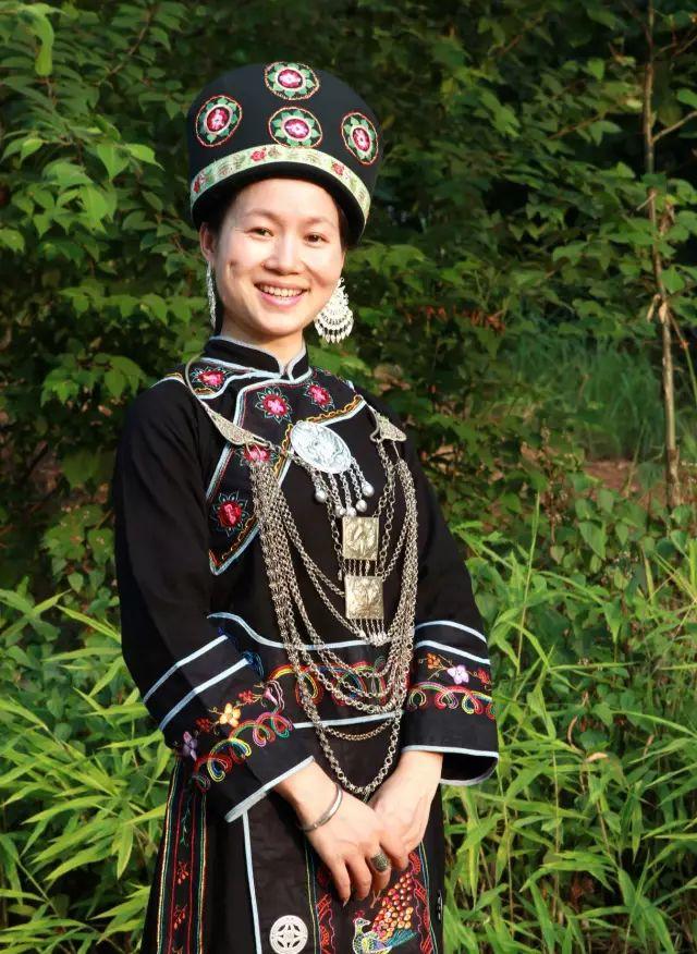 仡佬族服饰 少女图片