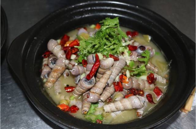 的好大好大一碗,刚上桌,小编就已经被这盘子大的惊呆了,夹起一只钉螺