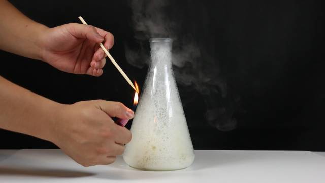 用打火机点燃木棒,再吹灭火焰 将带火星的木棒放入锥形瓶中,木棒复燃