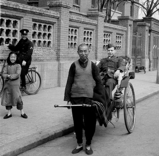 拉到外国人,边上两个倒乐了.