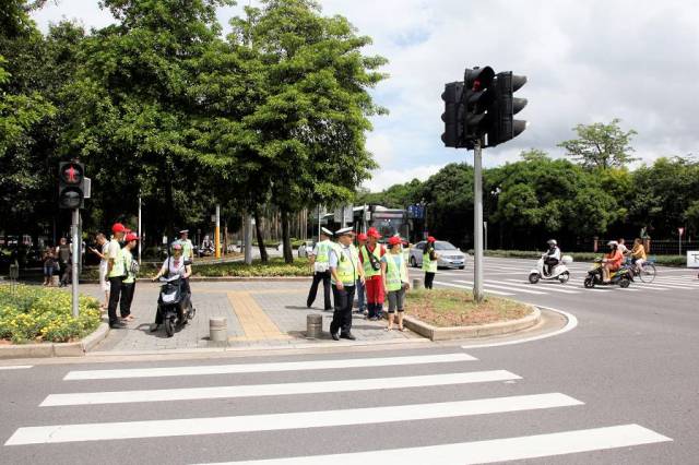 在現場教育點路口勸導電動自行車違法人遵守交通規則,時間為 30分鐘