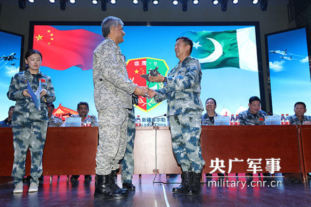 西部战区空军司令员战厚顺中将,巴基斯坦南部空军司令哈希布少将互赠