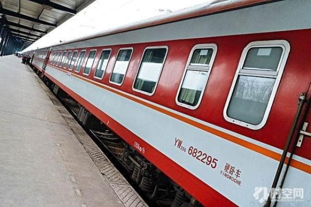 靖西k9303/4/5/6/7/8次,南宁~湛江k9314/3次,金城江~湛江5538/7次