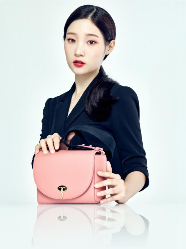 dia郑采妍写真公开 低头浅笑顾盼生姿【组图】