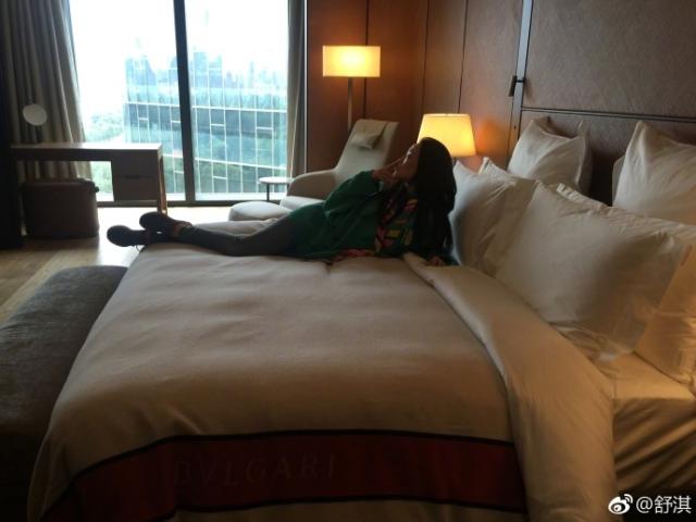 舒淇晒优雅床照美腿抢镜 素颜自拍赏窗外风景