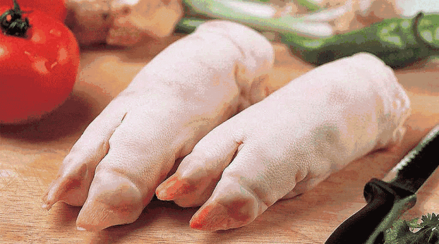 猪蹄 适量 西瓜皮 少许 烹饪步骤   猪蹄焯水