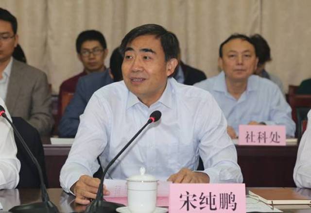 河南大学校长宋纯鹏主持签字仪式