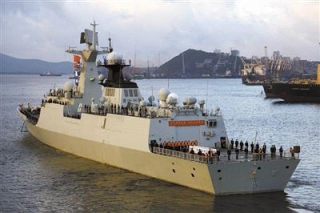 中国导弹护卫舰大庆舰离开码头