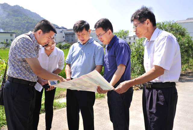 东兰县委书记黄贤昌在讨论旅游发展规划