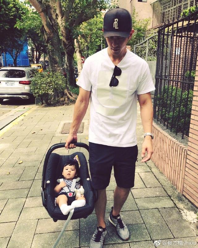 照片中,bo妞躺坐在baby的提篮里,表情放松很享受
