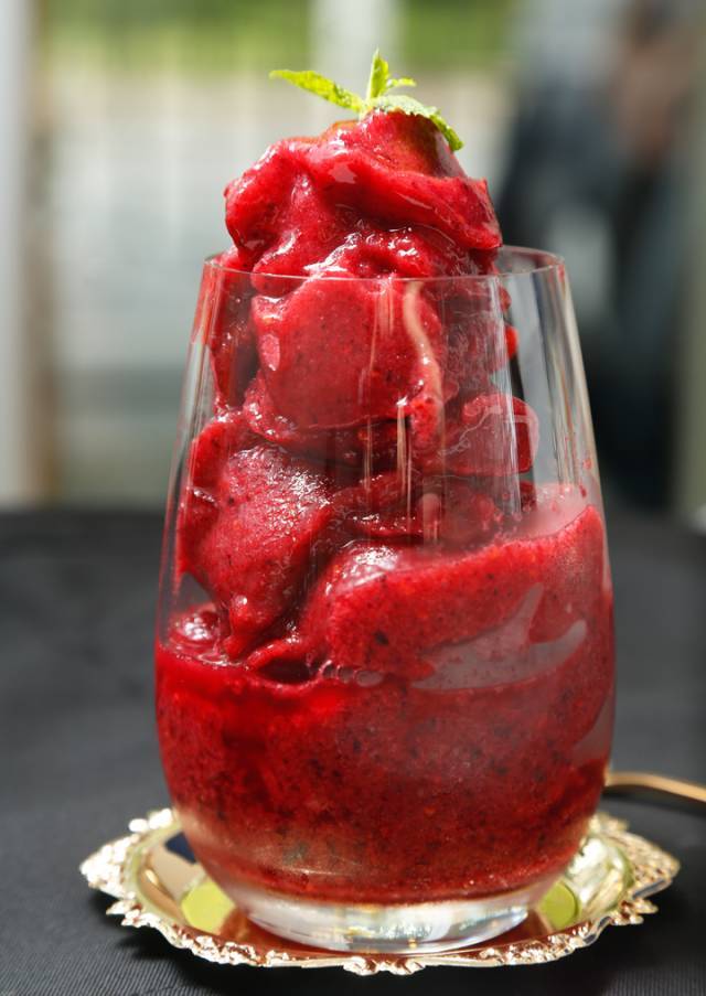 完美莓果思慕雪:像冰沙一样的一整杯上来,可以用勺子舀着吃也可以直接