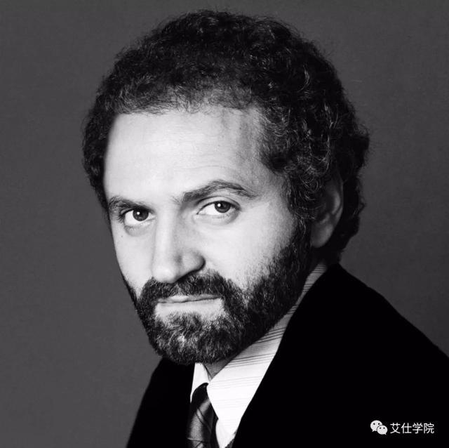 中几款花型均有"versace"字样的签名,致敬versace品牌创始人ginina