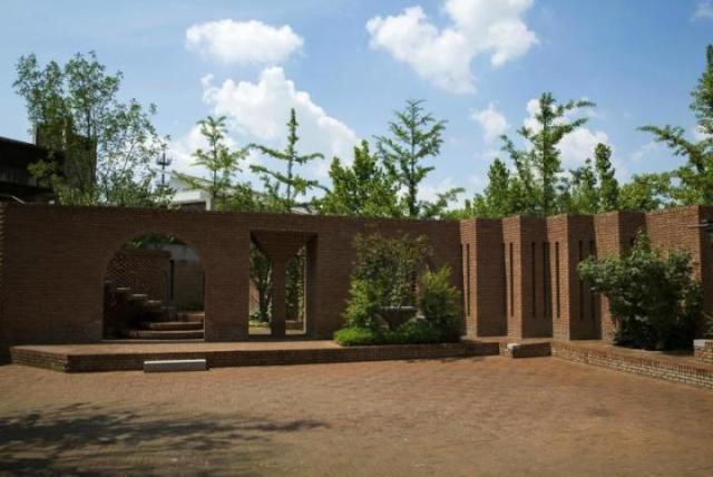 就连水池都是用砖块砌成