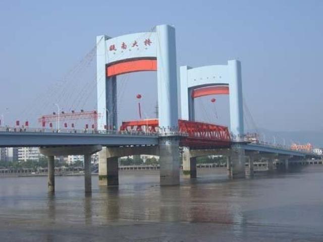 龙港一男子欲跳瓯南大桥!危急时刻,多亏了