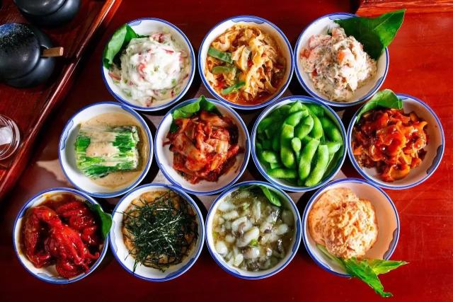 精心秘制的小菜,种类多得让人 应接不暇, 尤其味道更是 独具美味