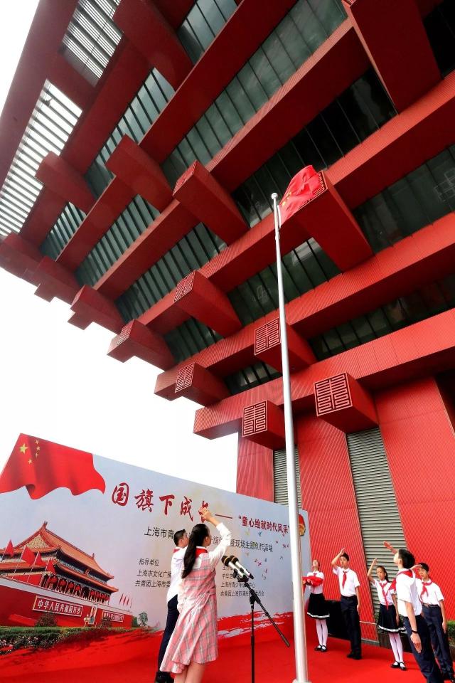 伴随着国歌,小旗手将国旗向空中撒出一个漂亮的扇形