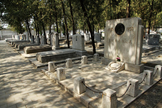 镜头下:"中国近代绘画之父"徐悲鸿墓地