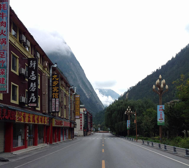 去年国庆节4万余游客进入九寨沟,今年游人稀少商家关门