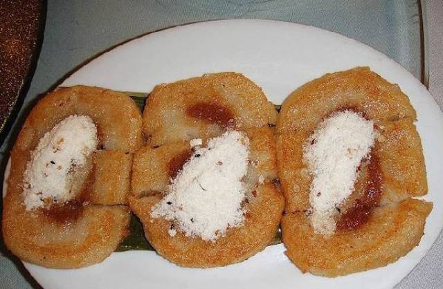 猪油糕 糯米被油煎过飘散出的香味, 再加上黑芝麻那浓郁的味道 恨不