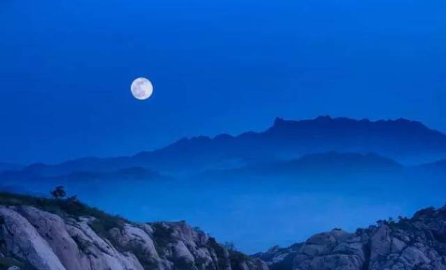 "明月出天山,苍茫云海间." "长风几万里,吹度玉门关.