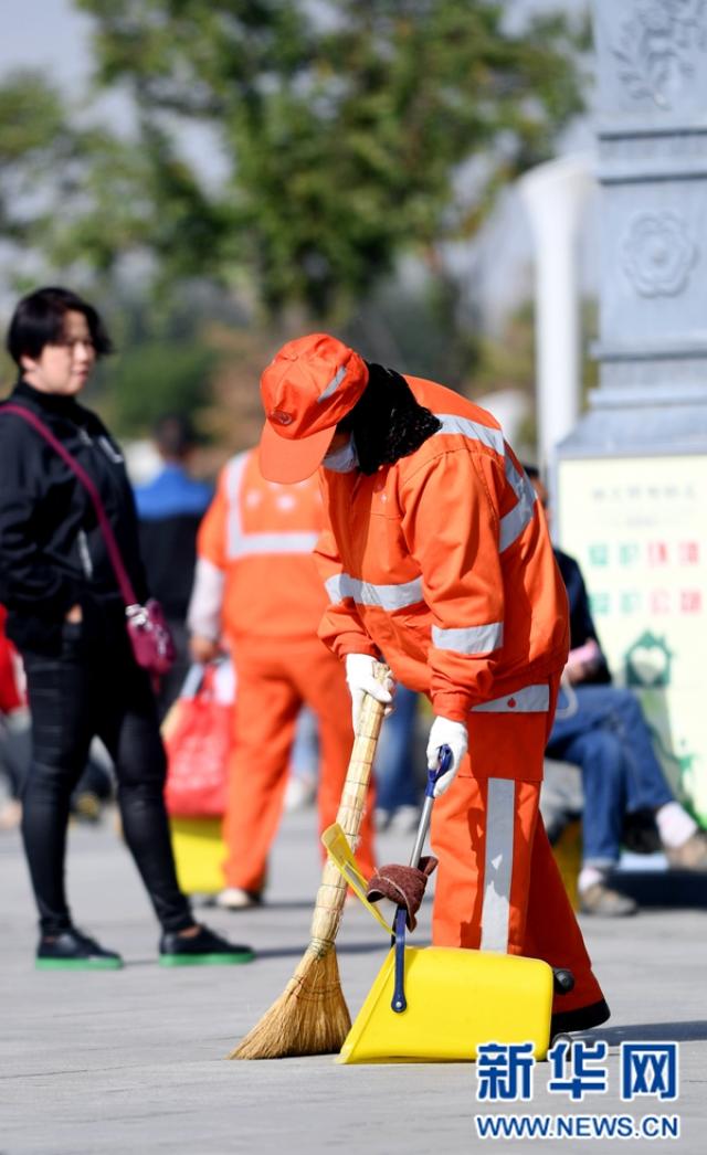 中心清扫保洁大队第九中队环卫工人马艾米乃在西宁火车站广场打扫卫生