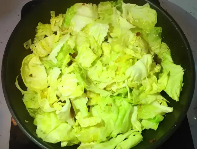 5,炒至大头菜刚熟透溢出少量汤汁为度,撒适量盐,糖,耗油搅拌均匀.
