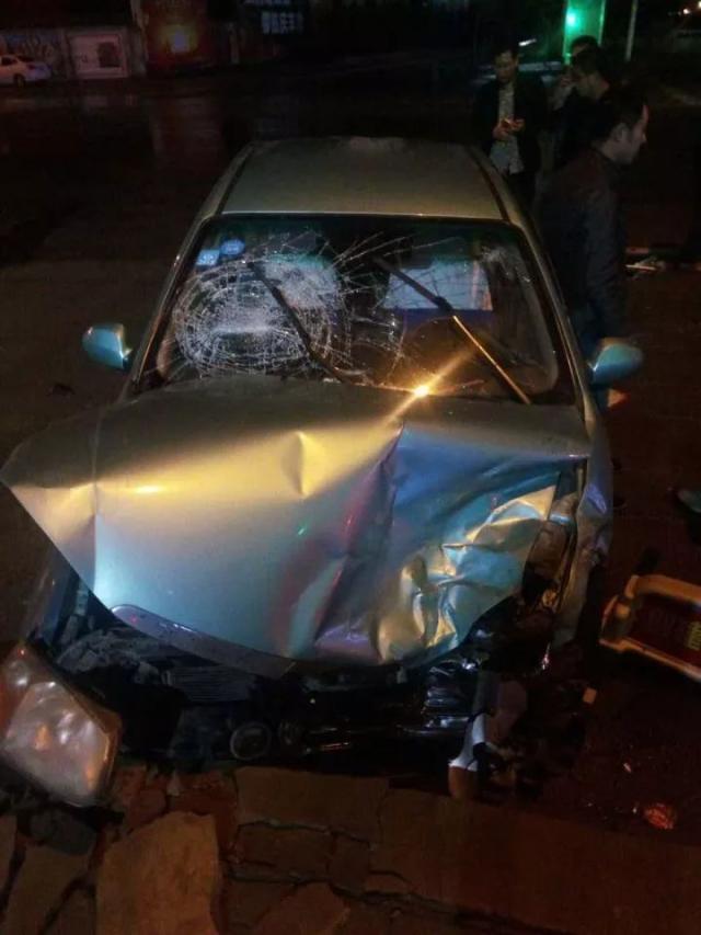 出租车车头严重损坏,四个车轮都坏了