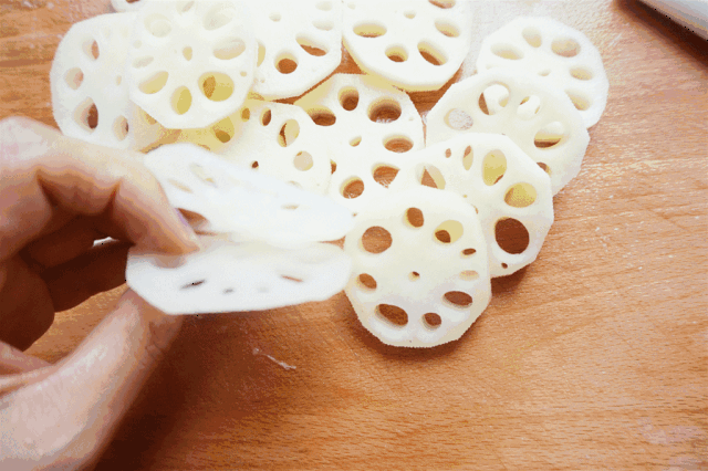 莲藕500g,肉沫250g,干香菇20g,面粉60g,生粉30g,鸡蛋2个 葱蒜,泰国甜