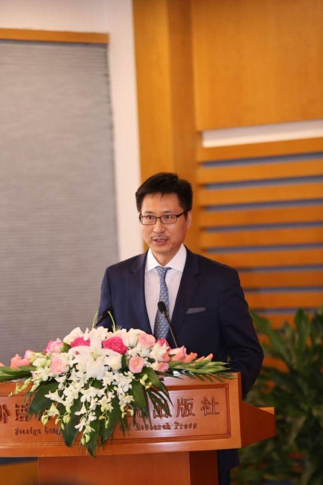 蔡剑锋,现任北京外国语大学校长助理,外研社社长.