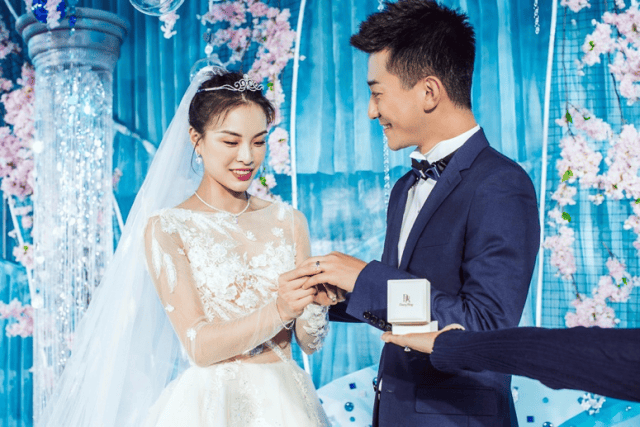 吴敏霞婚礼现dr钻戒百万皇冠!郭晶晶夫妇出席!