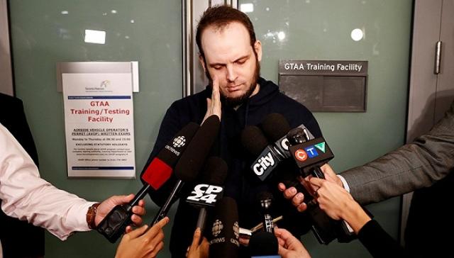 2017年10月13日,博伊尔在多伦多机场接受采访.图片来源:视觉中国