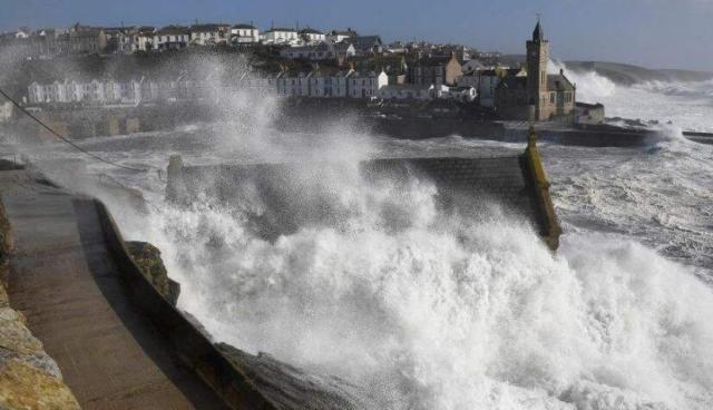 飓风袭击爱尔兰造成3人死亡 出现强风暴雨天气