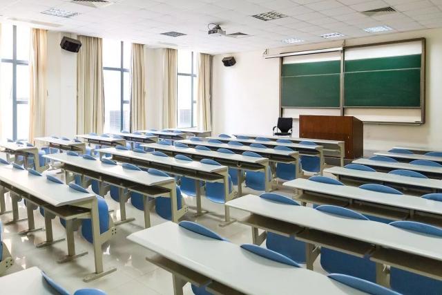 小编先来做一个小调查 说到教室墙壁,大多数同学脑海里出现的画面