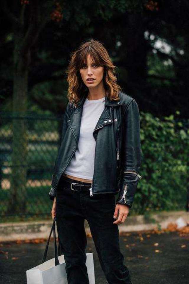 黑色皮衣内搭一件白t,妥妥不出错.