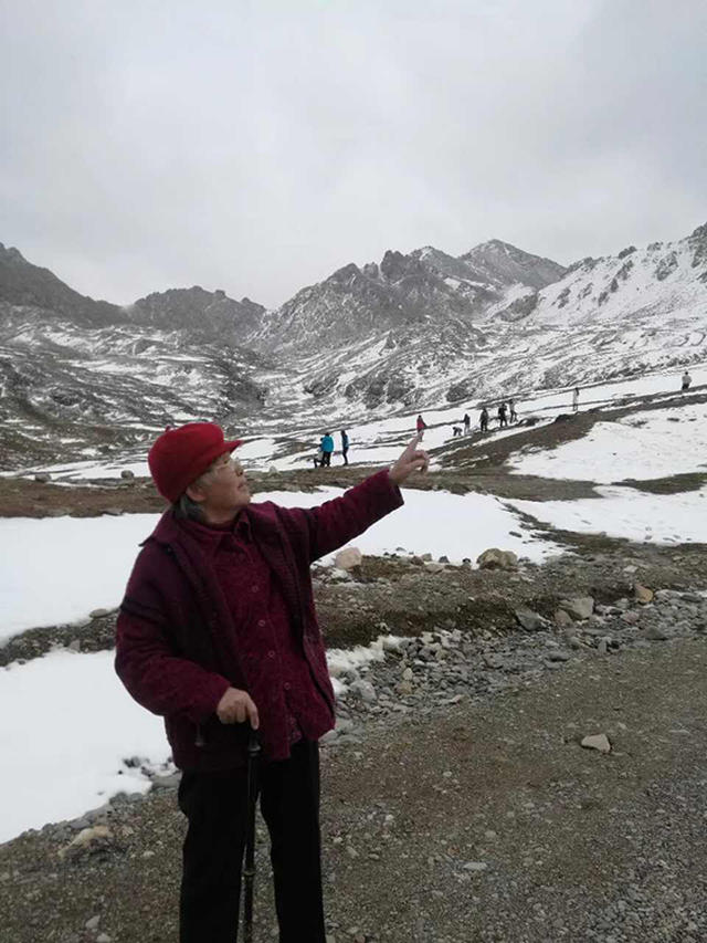 89岁的杨茂才在旅途中拍照留念.受访者 供图