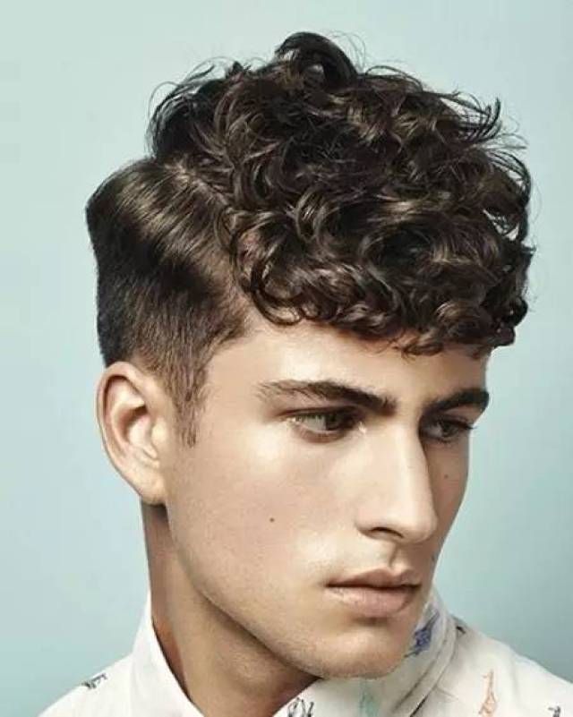 同样是两鬓推平 而头顶的头发全部凌乱卷曲 搭配犹如雕塑大卫般精致