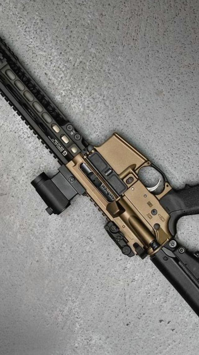 你试试打开这一组枪械图,满屏的效果应该还是可以的