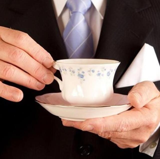 男士端茶杯的手势图片