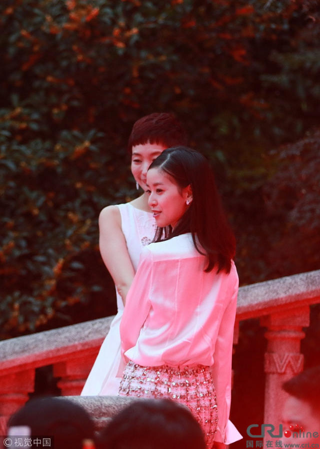"奶茶妹妹"穿蝴蝶结衬衫清纯秒回少女时代